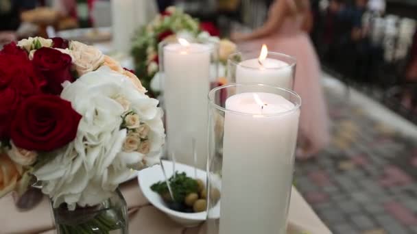 Розмитий Фон Відвідуванням Щасливих Гостей Елегантний Стіл Прийому Весілля Білими — стокове відео