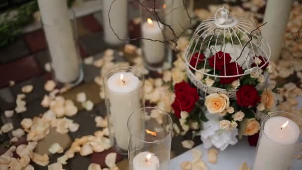 Virágdísz Házassági Ceremóniákhoz Stílusos Helyszín Tervezés Elegáns Esküvői Dekoráció Fehér — Stock videók