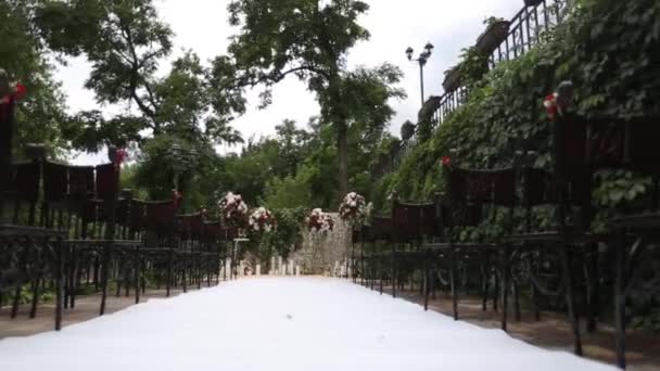 Venkovní Svatební Prostor Zdobený Květinovým Aranžmá Bílá Ulička Běžec Elegantní — Stock video