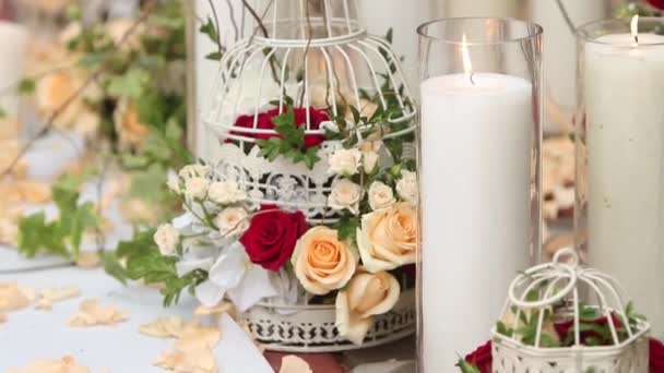 Romantische Dekoration Für Den Brautweg Elegante Hochzeitsdekoration Mit Kerzen Rosenblättern — Stockvideo