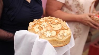 Törende sunulan şenlikli ekmek, refahın sembolü, evlilikte mutluluk. Slav düğün geleneği, aileler damada ekmek tuzu sunuyor. Etnik ritüel, kültürel miras, nikah geleneği.