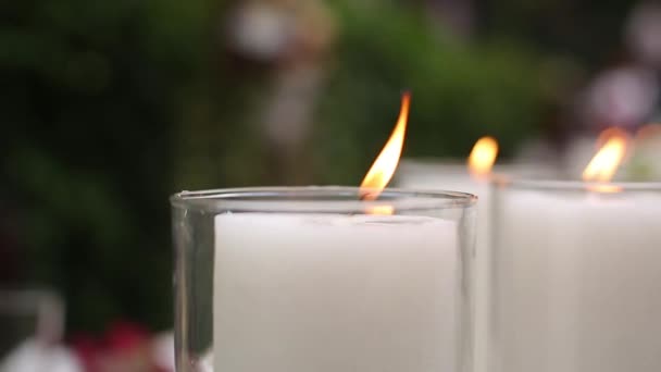 Flamme Erhellt Festliche Atmosphäre Romantik Kerzen Flackern Bei Der Hochzeit — Stockvideo