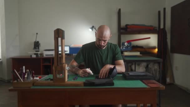 Junge Professionelle Lederhandwerker Sitzt Arbeitstisch Und Fertigt Der Werkstatt Schwarze — Stockvideo