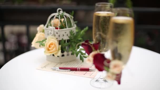Romantisk Festinredning För Bröllopsevenemang Elegant Bröllopsdukning Med Champagneflöjter Dekorativa Fågelburar — Stockvideo