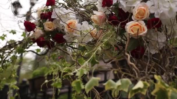 Decoración Matrimonio Aire Libre Primer Plano Arreglo Floral Ajuste Nupcias — Vídeo de stock