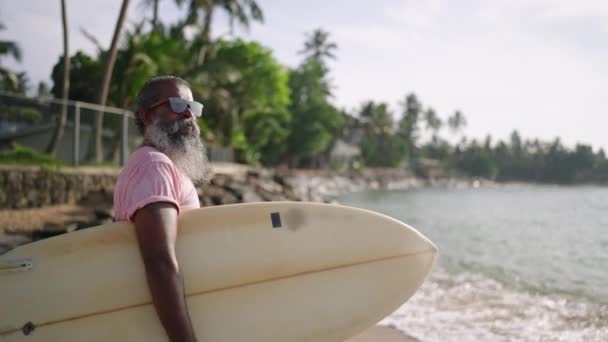 Senior Manliga Resenär Promenader Strand Med Surfbräda Har Aktiv Och — Stockvideo