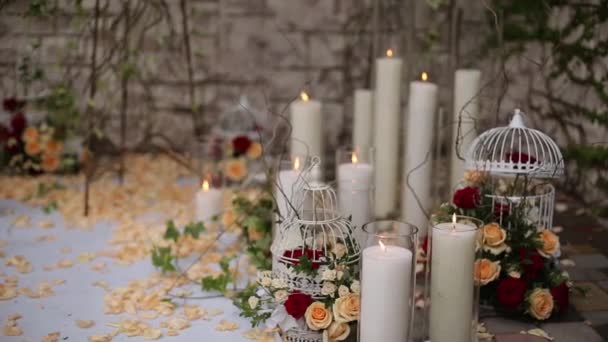 Romantisches Ambiente Mit Brennenden Weißen Säulenkerzen Frischen Rosen Rundherum Verstreuten — Stockvideo