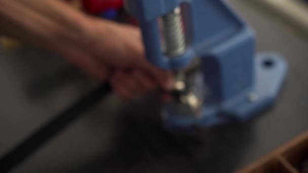 Крупним Планом Професійний Шкіряний Майстер Кріпиться Штифт Обробки Сумочки Ручним — стокове відео