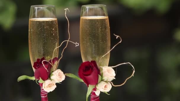 Dekorerad Champagne Flöjter Med Rosor Bubblor Stiger Mousserande Vin Elegant — Stockvideo
