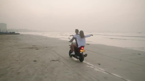 Los Jóvenes Montan Moto Playa Del Mar Isla Tropical Atardecer — Vídeo de stock