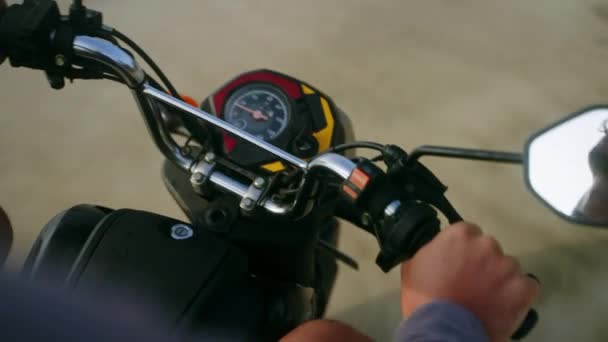 Yolcu Arabası Motosiklet Sürücüsü Okyanus Sahilinde Sıçratıyor Sahilde Motosiklete Binen — Stok video