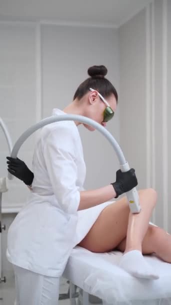 Beauty Tech Zaměřuje Nežádoucí Folikuly Pod Ochrannými Brýlemi Laserová Procedura — Stock video