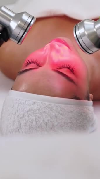 Klient Röd Ljus Ansiktsterapi För Hudföryngring Skönhetssalong Icke Invasiv Led — Stockvideo