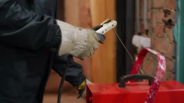 专业的安全防护罩焊机来到焊机前 带着焊钳 焊接扁平的金属片 年轻工人做好了工作准备 — 图库视频影像