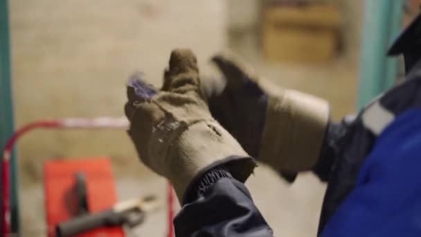 Крупный План Профессиональных Рук Сварщиков Надевании Защитных Перчаток Перед Сварочной — стоковое видео