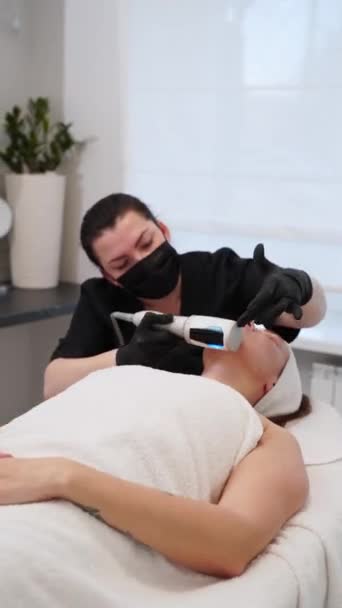 Rejuvenescimento Tratamento Aperto Pele Cliente Feminino Beleza Profissional Realiza Massagem — Vídeo de Stock