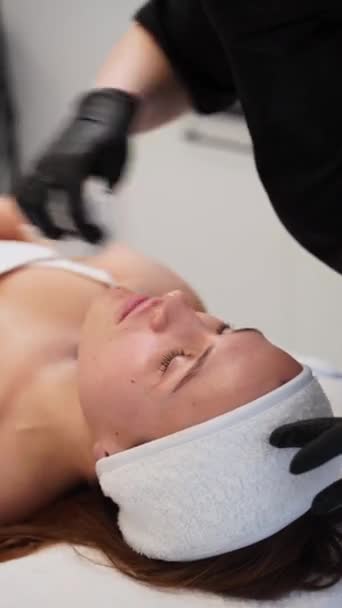 Cilt Bakımı Siyah Eldivenler Estetisyen Kadın Yüzü Temizleme Spa Terapisi — Stok video