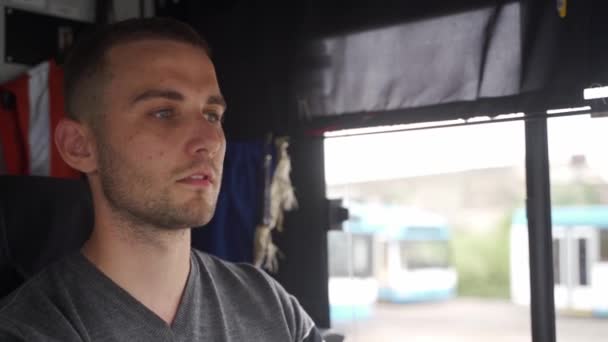 Detailní Záběr Profesionálního Dopravce Zaměřeného Řízení Trolejbusu Mladý Muž Neformálním — Stock video