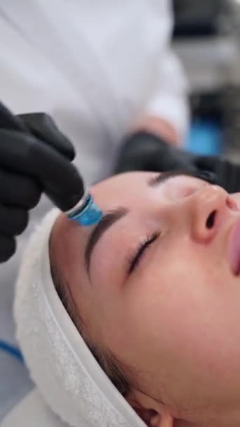 水仙花的护肤技术可以清洁 水合皮肤 护肤专家对病人进行面部皮肤治疗 美容中心提供对抗老化面部更新服务 — 图库视频影像