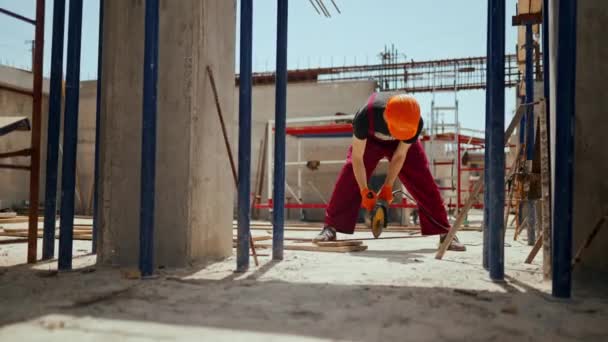 Přední Záběr Professional Construction Worker Nošení Hard Hat Pomocí Úhlové — Stock video