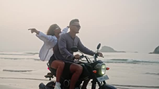 Reisepaar Fährt Motorrad Strand Bei Sonnenaufgang Intraframe Installation Von Fahrrädern — Stockvideo