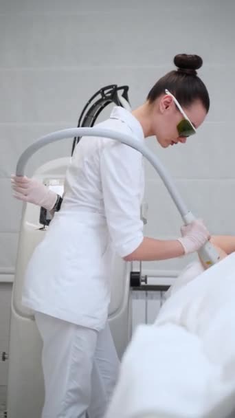 戴安全玻璃作为保护 在医疗温泉疗养院 临床医生对病人进行激光脱毛手术 专业理发 美容师 洁白外套 光洁肌肤处理 — 图库视频影像