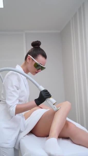 Specialista Provádí Epilaci Nohou Laserová Procedura Odstraňování Vlasů Klinice Ženskou — Stock video