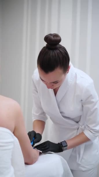 安全で 滑らかなレーザーの処置のための医学の診療所に予め置かれる明確な皮 専門の審美学者による前レーザーの毛の取り外しの準備 慎重に剃る顧客の腕 — ストック動画