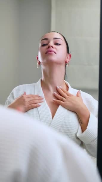 Tevredenheid Schoonheidsbehandeling Huidverzorging Vrouw Onderzoekt Vlekkeloze Huid Spiegel Behandeling Raakt — Stockvideo