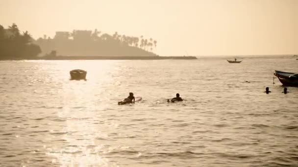 Mirissa Sri Lanka Januari 2021 Een Paar Surfers Man Vrouw — Stockvideo