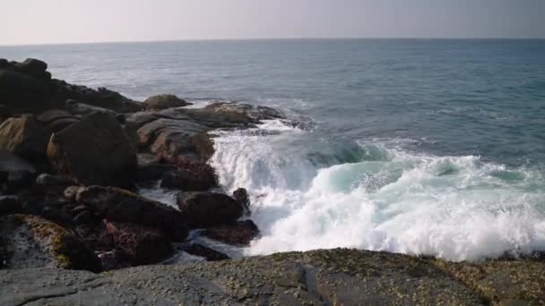 自然愛好家は賞賛し 映画製作者は未使用の海の風景を捕獲する 頑丈な沿岸のボールダー 空気中の海スプレーミストに対してマジェスティックな波が衝突し 強力な海辺の光景を作成します — ストック動画