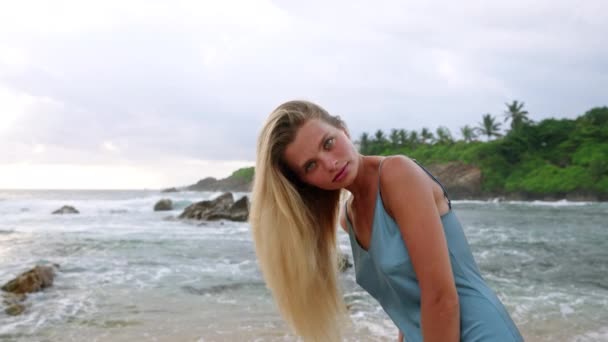 Schoonheidsmodel Toont Glanzende Sloten Zee Blondine Vrouw Draait Lang Haar — Stockvideo