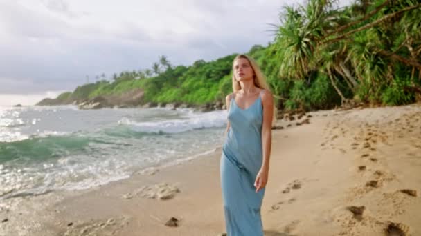 Γαλήνιο Μοντέλο Από Θάλασσα Τροπική Απόδραση Κομψή Γυναίκα Μπλε Φόρεμα — Αρχείο Βίντεο