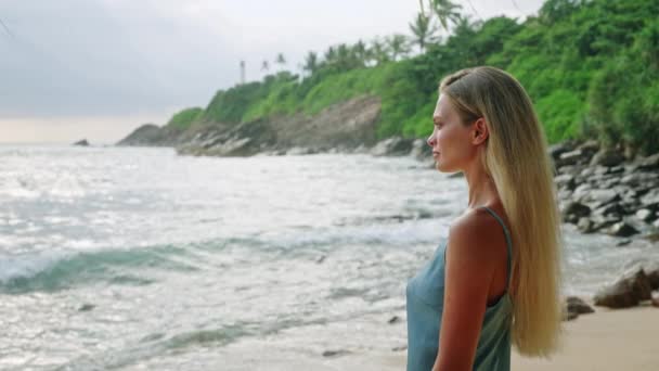 Cuidado Piel Conexión Natural Costa Tropical Mujer Rubia Vestido Azul — Vídeos de Stock