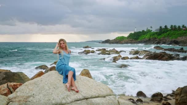 Fêmea Medita Costa Oceânica Encontra Paz Mulher Senta Penhasco Por — Vídeo de Stock