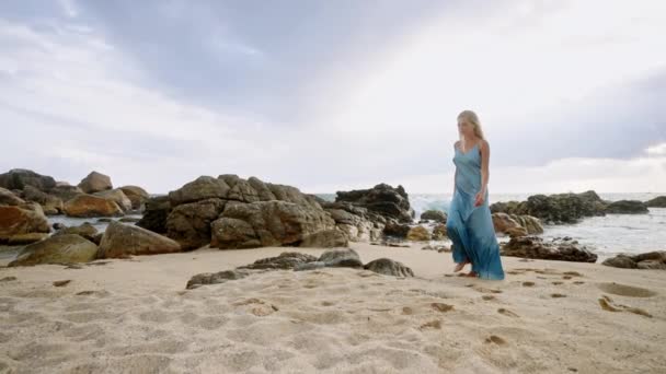 Mujer Disfruta Mar Sereno Rocas Telón Fondo Mujer Besada Por — Vídeos de Stock