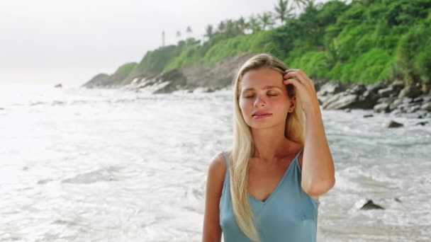 Péče Pleť Rutina Ochrana Slunečném Pobřeží Blondýny Žena Aplikuje Opalovací — Stock video