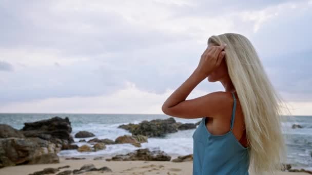 Escena Tranquila Mujer Playa Arena Disfruta Puesta Del Sol Brisa — Vídeo de stock