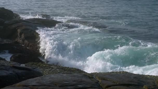 海水吞没石头 波浪冲击岩石海岸 浪花飞溅 强大的海浪 海滨风景 自然力量的展示 海洋能源 海滨岩石 潮汐冲击 — 图库视频影像