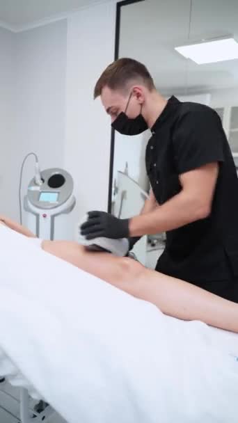 Профессионал Проводит Эндосферную Терапию Ноге Клиента Снижения Целлюлита Лимфатического Дренажа — стоковое видео