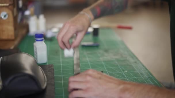 Sidovy Professionell Läder Hantverkare Vid Arbetsbordet Använder Svamp För Att — Stockvideo