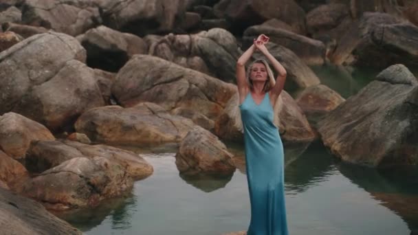 Armen Omhoog Belichaamt Rust Mindfulness Retraite Thema Elegante Vrouw Blauwe — Stockvideo
