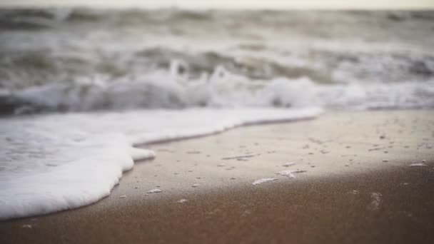 平静的海滨氛围 宁静的自然景观 轻柔的海浪冲刷着沙滩上的沙滩 泡沫的浪花在海滩上飘扬 平静的海岸景观 平静的海洋 潮涨潮落 水的结构 — 图库视频影像