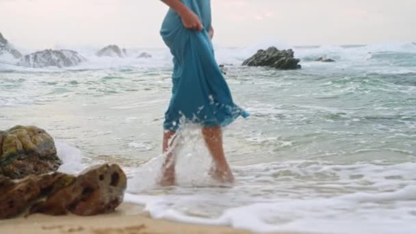 Mujer Serena Disfruta Tranquilo Paseo Por Playa Atardecer Mujer Elegante — Vídeo de stock