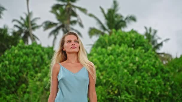 Paseo Por Playa Para Tranquilidad Bienestar Mental Elegante Dama Azul — Vídeo de stock