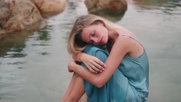 Emotionele Genezing Eenzaamheid Met Natuur Omhelzen Eenzame Vrouw Blauwe Jurk — Stockvideo