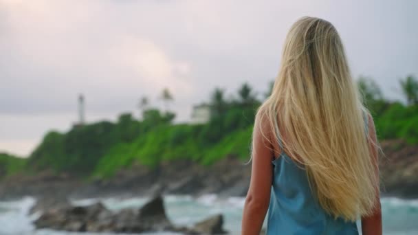 Frau Bewundert Meereslandschaft Leuchtturm Findet Ruhe Auf Dem Meer Blonde — Stockvideo