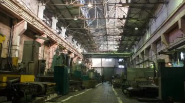 Fabrika kiriş vinci büyük bir atölyenin üstünde hareket ediyor. Torna döşeyen işçiler fabrikada metal işleme ve kargo taşımacılığı yapıyor. 4k zaman dilimi