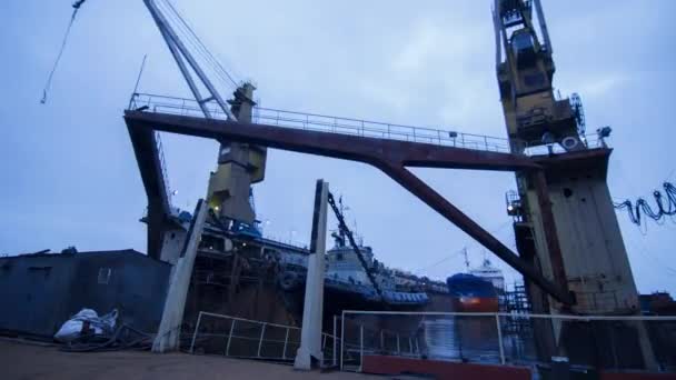 Grúa Industrial Eleva Barco Para Mantenimiento Reparación Buques Muelle Eleva — Vídeos de Stock