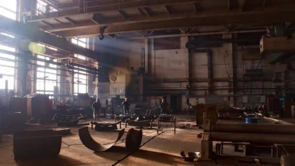 Fabriekskraan Verplaatst Zich Bovenop Een Grote Laswerkplaats Werknemers Lassen Metalen — Stockvideo